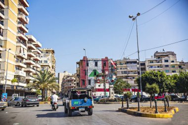 Trablus, Lübnan - Ekim 2018: Eski Trablus kentinin sokaklarında insanlar ve trafik. Lübnan 'ın merkezindeki Trablus' ta eski geleneksel Lübnan mimarisi