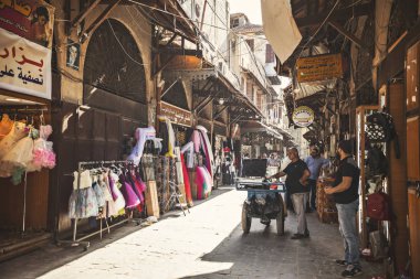 Trablus, Lübnan - Eylül 2018: Dar pazar caddesi, Trablus'ta pazardaki insanlar. Eski Pazar (Souk Al-Harajb), Trablus, Lübnan'daki antik pazar 