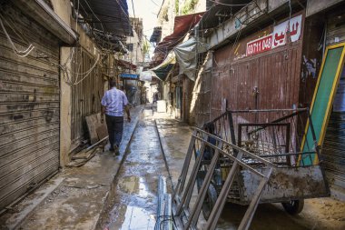 Trablus, Lübnan - Eylül 2018: Dar pazar caddesi, Trablus'ta pazardaki insanlar. Eski Pazar (Souk Al-Harajb), Trablus, Lübnan'daki antik pazar 