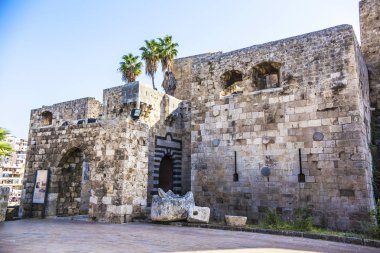 Trablus, Lübnan - Ekim 2018: Trablus eski şehir kalesi, Raymond de Saint-Gilles Kalesi'nin giriş kapısı, Ayrıca Qala'at Sanjil olarak da bilinir, Lübnan