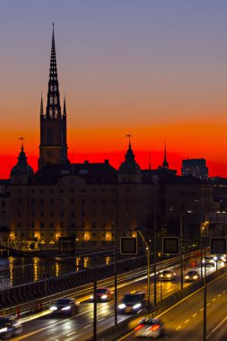 Stockholm, Isveç-Temmuz 2019: gün batımında Stockholm silüeti, Stockholm eski kenti (Gamla Stan) üzerinde güzel gün batımı, gün batımı gökyüzüne karşı Spires, Isveç