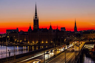 Stockholm, Isveç-Temmuz 2019: gün batımında Stockholm silüeti, Stockholm eski kenti (Gamla Stan) üzerinde güzel gün batımı, gün batımı gökyüzüne karşı Spires, Isveç