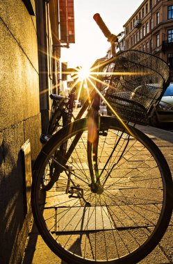 Bisiklet siluetinden gelen güneş ışınları, gün batımında bisiklet.
