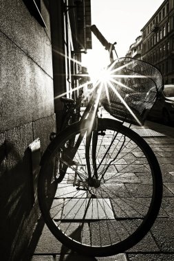 Bisiklet siluetinden gelen güneş ışınları, gün batımında bisiklet.