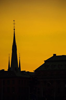 Stockholm, Isveç-Temmuz 2019: gün batımında Stockholm silüeti, Stockholm eski kenti (Gamla Stan) üzerinde güzel gün batımı, gün batımı gökyüzüne karşı Spires, Isveç