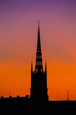 Stockholm, Isveç-Temmuz 2019: gün batımında Stockholm silüeti, Stockholm eski kenti (Gamla Stan) üzerinde güzel gün batımı, gün batımı gökyüzüne karşı Spires, Isveç
