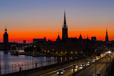 Stockholm, Isveç-Temmuz 2019: gün batımında Stockholm silüeti, Stockholm eski kenti (Gamla Stan) üzerinde güzel gün batımı, gün batımı gökyüzüne karşı Spires, Isveç