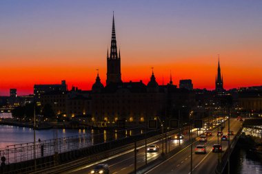 Stockholm, Isveç-Temmuz 2019: gün batımında Stockholm silüeti, Stockholm eski kenti (Gamla Stan) üzerinde güzel gün batımı, gün batımı gökyüzüne karşı Spires, Isveç