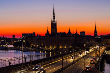 Stockholm, Isveç-Temmuz 2019: gün batımında Stockholm silüeti, Stockholm eski kenti (Gamla Stan) üzerinde güzel gün batımı, gün batımı gökyüzüne karşı Spires, Isveç