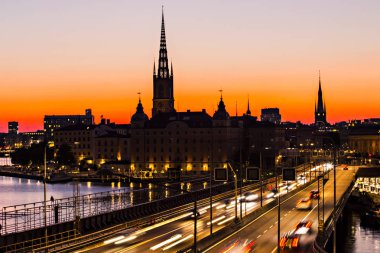 Stockholm, Isveç-Temmuz 2019: gün batımında Stockholm silüeti, Stockholm eski kenti (Gamla Stan) üzerinde güzel gün batımı, gün batımı gökyüzüne karşı Spires, Isveç