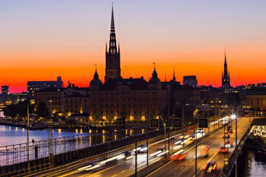 Stockholm, Isveç-Temmuz 2019: gün batımında Stockholm silüeti, Stockholm eski kenti (Gamla Stan) üzerinde güzel gün batımı, gün batımı gökyüzüne karşı Spires, Isveç