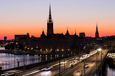 Stockholm, Isveç-Temmuz 2019: gün batımında Stockholm silüeti, Stockholm eski kenti (Gamla Stan) üzerinde güzel gün batımı, gün batımı gökyüzüne karşı Spires, Isveç