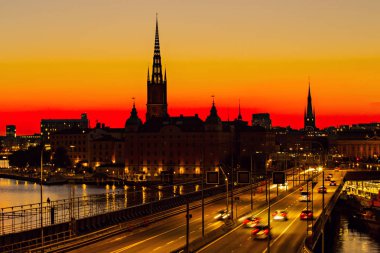 Stockholm, Isveç-Temmuz 2019: gün batımında Stockholm silüeti, Stockholm eski kenti (Gamla Stan) üzerinde güzel gün batımı, gün batımı gökyüzüne karşı Spires, Isveç
