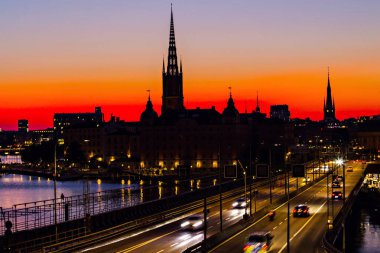 Stockholm, Isveç-Temmuz 2019: gün batımında Stockholm silüeti, Stockholm eski kenti (Gamla Stan) üzerinde güzel gün batımı, gün batımı gökyüzüne karşı Spires, Isveç
