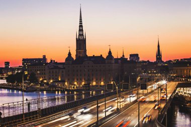 Stockholm, Isveç-Temmuz 2019: gün batımında Stockholm silüeti, Stockholm eski kenti (Gamla Stan) üzerinde güzel gün batımı, gün batımı gökyüzüne karşı Spires, Isveç