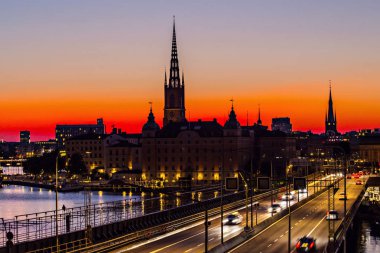 Stockholm, Isveç-Temmuz 2019: gün batımında Stockholm silüeti, Stockholm eski kenti (Gamla Stan) üzerinde güzel gün batımı, gün batımı gökyüzüne karşı Spires, Isveç