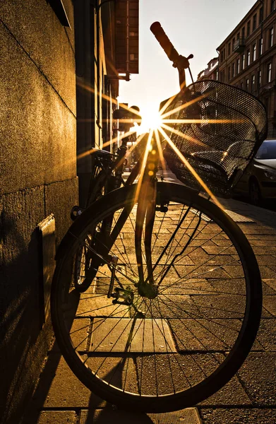 自転車のシルエットを通って来る太陽の光 夕暮しの自転車 — ストック写真