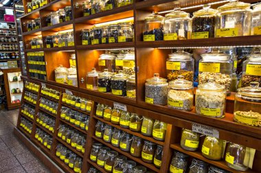 WROCLAW, POLAND - Ağustos 2019: Wrocaw Pazar Salonu 'nda (Hala Targowa) meyve, meyve ve sebze