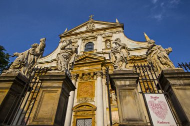 KRAKOW, POLAND - Ağustos 2019: Polonya devlet adamı Palatine Sieciech, Polonya tarafından 1079 ile 1098 yılları arasında inşa edilen tarihi Romen kilisesi Grodzka Caddesi 'ndeki Eski Krakow kasabasındaki St. Andrew Kilisesi