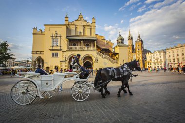 Krakow, Polonya - Ağustos 2019: Krakow eski şehir, Polonya sokakta at arabası