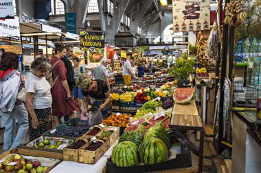 WROCLAW, POLAND - Ağustos 2019: Wrocaw Pazar Salonu 'nda (Hala Targowa) meyve, meyve ve sebze