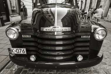 KRAKOW, POLAND - Ağustos 2019: Krakow eski kasabası Polonya 'nın caddesinde eski Vintage Chevrolet araba