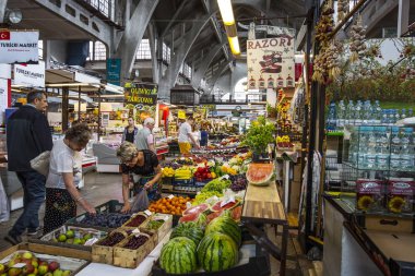 WROCLAW, POLAND - Ağustos 2019: Wrocaw Pazar Salonu 'nda (Hala Targowa) meyve, meyve ve sebze