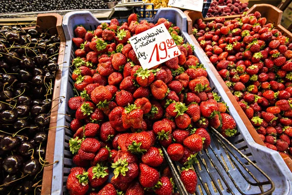 Wroclaw Poland August 2019 Fruits Berries Vegetables Wrocaw Market Hall — Stockfoto