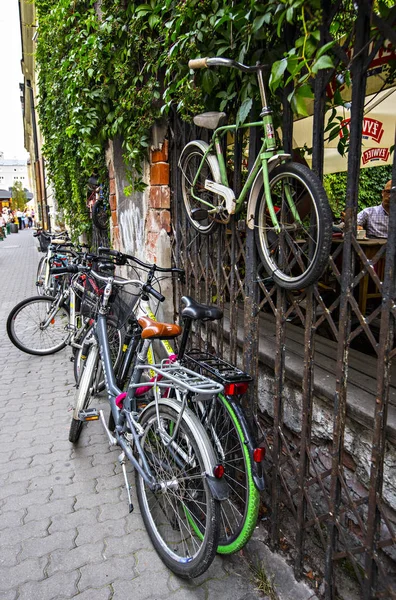 クラクフ ポーランド 2019年8月 クラクフ ポーランドのユダヤ人地区の路上で自転車 — ストック写真