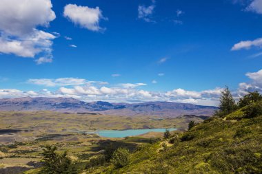 Lübnan 'ın Bekaa vadisinde, Suriye sınırına yakın Qaraoun gölü manzarası.