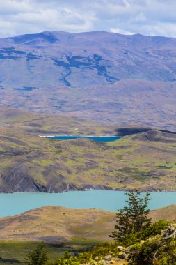 Lübnan 'ın Bekaa vadisinde, Suriye sınırına yakın Qaraoun gölü manzarası.