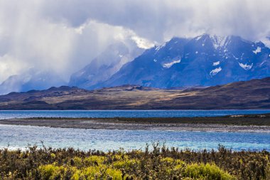 Turkuaz Buzul Gölü Lago Del Toro Dağ Sırası Önünde, Torres del Paine Ulusal Parkı, Şili, Patagonya