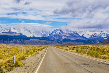 El Chalten, Arjantin - Şubat 2019: Patagonya, Arjantin güzel yolda araba. Arka planda dağ sırası Cerro Torre, Güney Amerika'da Güney Patagonya Buz Alanı dağları