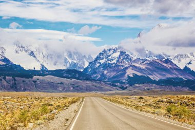 El Chalten, Arjantin - Şubat 2019: Patagonya, Arjantin güzel yolda araba. Arka planda dağ sırası Cerro Torre, Güney Amerika'da Güney Patagonya Buz Alanı dağları