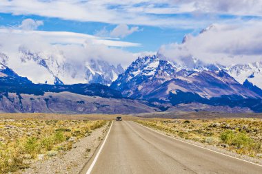 El Chalten, Arjantin - Şubat 2019: Patagonya, Arjantin güzel yolda araba. Arka planda dağ sırası Cerro Torre, Güney Amerika'da Güney Patagonya Buz Alanı dağları