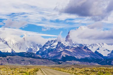 Patagonis, Arjantin And dağlarının muhteşem görünümü. Cerro Torre. Fitz Roy, bulutlar ile dağlar kapaklar, Patagonya, El Chalten Arjantin
