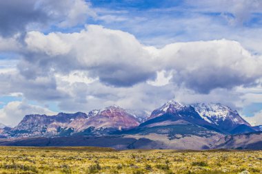 Patagonis, Arjantin And dağlarının muhteşem görünümü. Cerro Torre. Fitz Roy, bulutlar ile dağlar kapaklar, Patagonya, El Chalten Arjantin