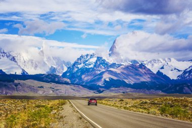 El Chalten, Arjantin - Şubat 2019: Patagonya, Arjantin güzel yolda araba. Arka planda dağ sırası Cerro Torre, Güney Amerika'da Güney Patagonya Buz Alanı dağları