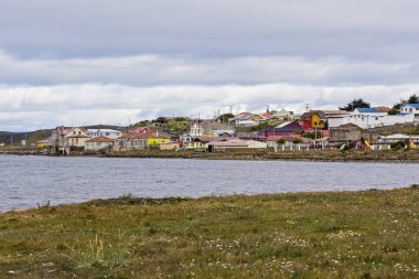 Porvenir, Şili - Ocak 2019: Porvenir kasabasında renkli evler, hem eşanlamlı komün başkenti hem de Şili Eyaleti Tierra del Fuego Magallanes y la Antrtica Chilena Bölgesi, Şili