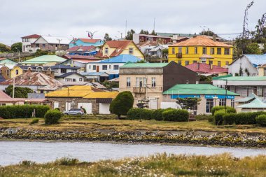 Porvenir, Şili - Ocak 2019: Porvenir kasabasında renkli evler, hem eşanlamlı komün başkenti hem de Şili Eyaleti Tierra del Fuego Magallanes y la Antrtica Chilena Bölgesi, Şili