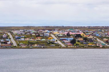 Porvenir, Şili - Ocak 2019: Porvenir kasabasında renkli evler, hem eşanlamlı komün başkenti hem de Şili Eyaleti Tierra del Fuego Magallanes y la Antrtica Chilena Bölgesi, Şili