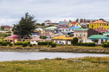 Porvenir, Şili - Ocak 2019: Porvenir kasabasında renkli evler, hem eşanlamlı komün başkenti hem de Şili Eyaleti Tierra del Fuego Magallanes y la Antrtica Chilena Bölgesi, Şili