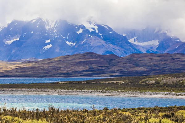 Γαλαζοπράσινα Λίμνη Lago Del Toro Μπροστά Από Την Οροσειρά Εθνικό — Φωτογραφία Αρχείου