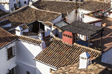 Ronda, İspanya - Temmuz 2019: Güzel Ronda kasabasının havadan görünümü, kiremitli çatılar ve beyaz evler, Endülüs, İspanya, Santa Maria la Mayor Kilisesi'nden Ronda görünümü, İspanya