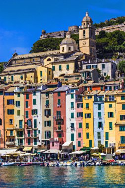 Porto Venere, İtalya - Haziran 2019: Porto Venere,Porto Venere, Liguria koyu eski ev ve tekneler, İtalya renkli evler