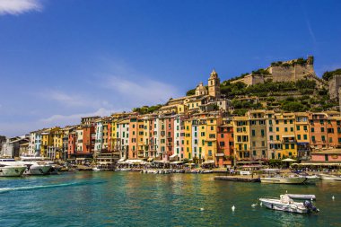 Porto Venere, İtalya - Haziran 2019: Porto Venere,Porto Venere, Liguria koyu eski ev ve tekneler, İtalya renkli evler