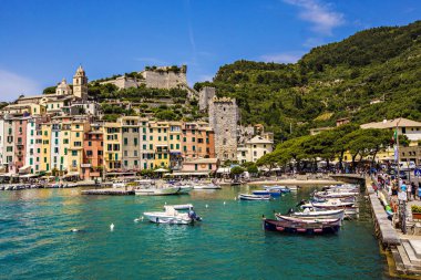 Porto Venere, İtalya - Haziran 2019: Porto Venere,Porto Venere, Liguria koyu eski ev ve tekneler, İtalya renkli evler