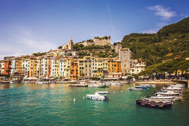 Porto Venere, İtalya - Haziran 2019: Porto Venere,Porto Venere, Liguria koyu eski ev ve tekneler, İtalya renkli evler