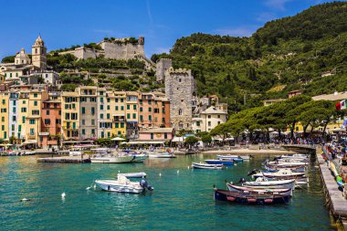 Porto Venere, İtalya - Haziran 2019: Porto Venere,Porto Venere, Liguria koyu eski ev ve tekneler, İtalya renkli evler
