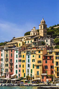 Porto Venere, İtalya - Haziran 2019: Porto Venere,Porto Venere, Liguria koyu eski ev ve tekneler, İtalya renkli evler